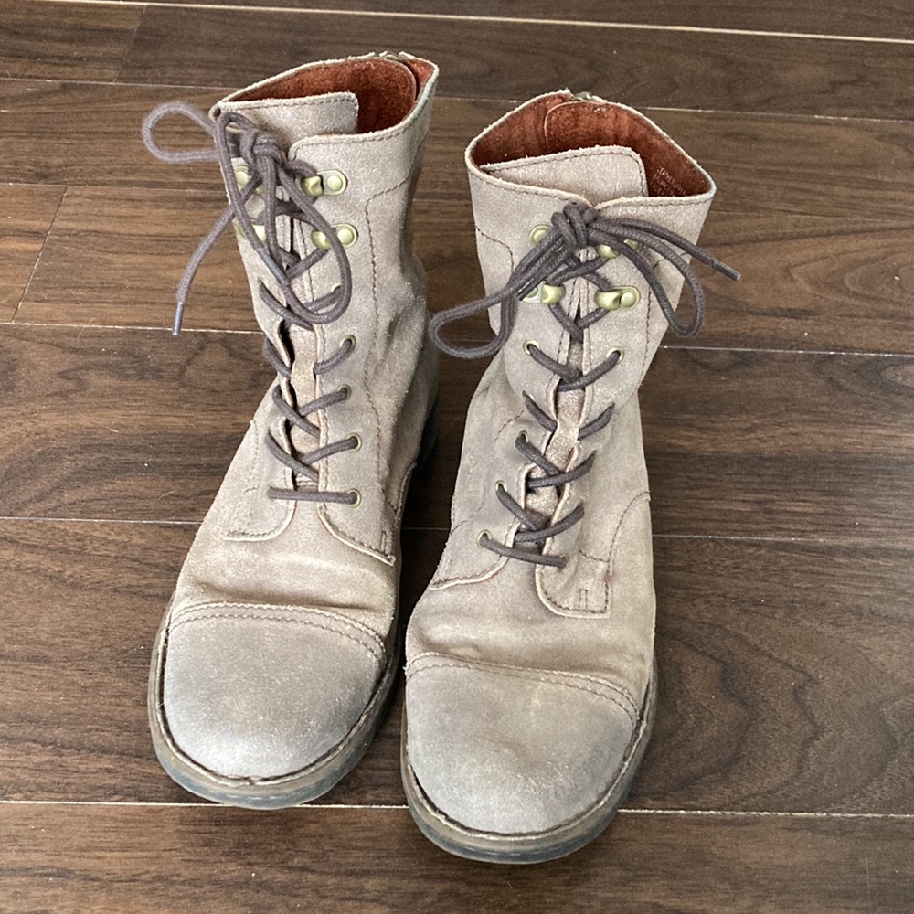 BORN Lace Up Boots - Size 10